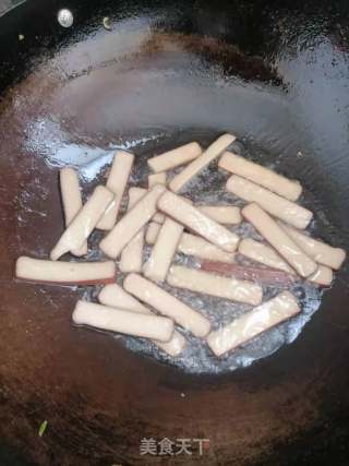 青椒炒鸡蛋干步骤2