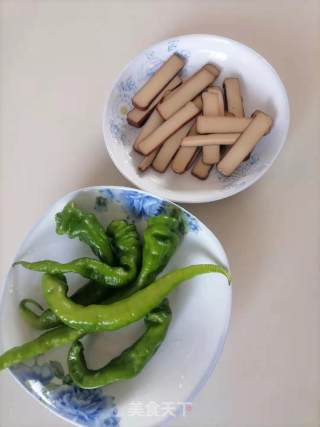 青椒炒鸡蛋干步骤1