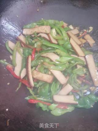 青椒炒鸡蛋干步骤5