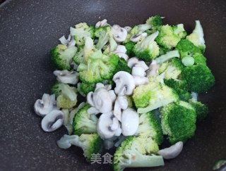 西兰花烩蘑菇步骤3