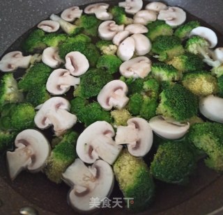 西兰花烩蘑菇步骤2