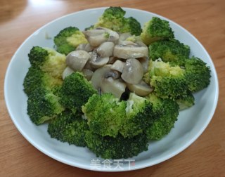 西兰花烩蘑菇步骤5
