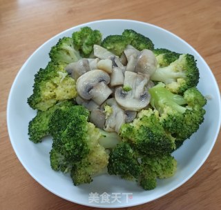 西兰花烩蘑菇步骤6