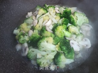 西兰花烩蘑菇步骤4