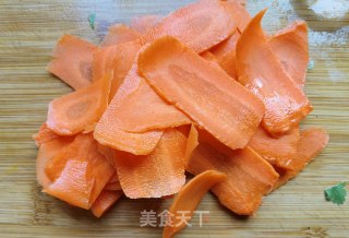 胡萝卜蒜苗炒鸡蛋步骤2