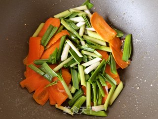 胡萝卜蒜苗炒鸡蛋步骤8