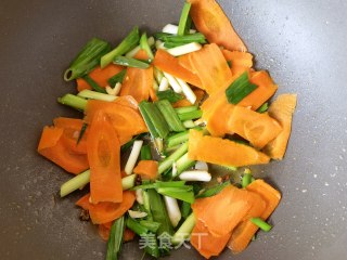 胡萝卜蒜苗炒鸡蛋步骤9