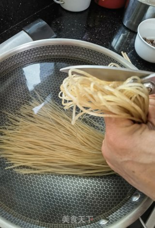 春韭炒红薯粉条步骤1 春韭炒红薯粉条步骤1