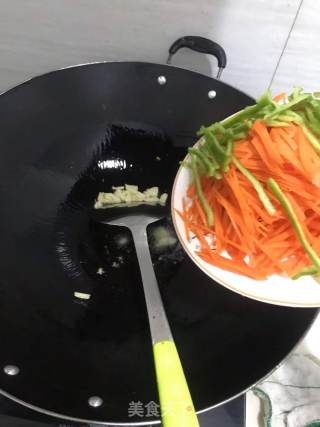 青椒炒胡萝卜丝步骤2