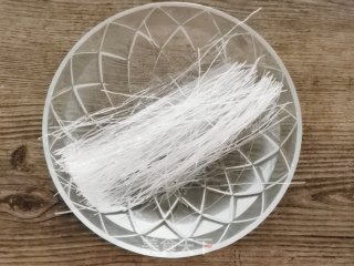 鸡蛋粉丝炒包菜步骤1