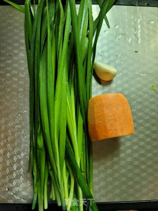 胡萝卜炒韭菜步骤1 胡萝卜炒韭菜步骤1