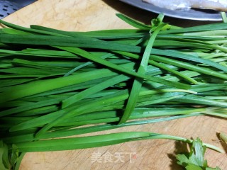 鸡蛋虾仁炒韭菜步骤2