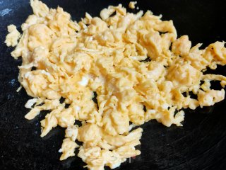 鸡蛋虾仁炒韭菜步骤1