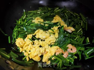 鸡蛋虾仁炒韭菜步骤8