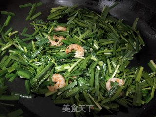 鸡蛋虾仁炒韭菜步骤7