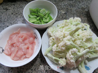 鸡胸肉炒花菜步骤1