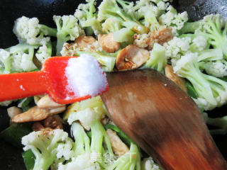 鸡胸肉炒花菜步骤12