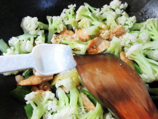 鸡胸肉炒花菜步骤13