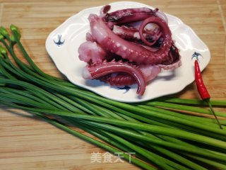 鲜嫩多汁低脂肪,吃不胖~韭菜花炒鱿鱼须步骤1 鲜嫩多汁低脂肪,吃不胖~韭菜花炒鱿鱼须步骤1
