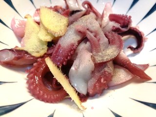 鲜嫩多汁低脂肪,吃不胖~韭菜花炒鱿鱼须步骤4 鲜嫩多汁低脂肪,吃不胖~韭菜花炒鱿鱼须步骤4