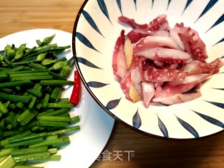 鲜嫩多汁低脂肪,吃不胖~韭菜花炒鱿鱼须步骤5 鲜嫩多汁低脂肪,吃不胖~韭菜花炒鱿鱼须步骤5