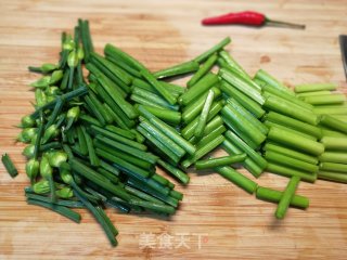 鲜嫩多汁低脂肪,吃不胖~韭菜花炒鱿鱼须步骤3 鲜嫩多汁低脂肪,吃不胖~韭菜花炒鱿鱼须步骤3