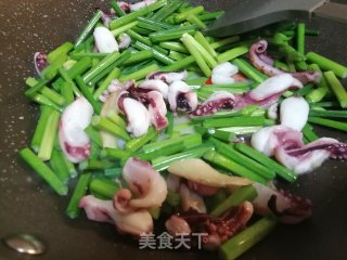 鲜嫩多汁低脂肪,吃不胖~韭菜花炒鱿鱼须步骤7 鲜嫩多汁低脂肪,吃不胖~韭菜花炒鱿鱼须步骤7