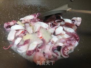 鲜嫩多汁低脂肪,吃不胖~韭菜花炒鱿鱼须步骤6 鲜嫩多汁低脂肪,吃不胖~韭菜花炒鱿鱼须步骤6