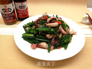鲜嫩多汁低脂肪,吃不胖~韭菜花炒鱿鱼须步骤8 鲜嫩多汁低脂肪,吃不胖~韭菜花炒鱿鱼须步骤8