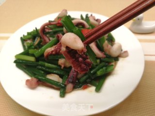 鲜嫩多汁低脂肪,吃不胖~韭菜花炒鱿鱼须步骤9 鲜嫩多汁低脂肪,吃不胖~韭菜花炒鱿鱼须步骤9