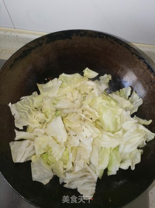 爆炒尖椒圆白菜步骤2