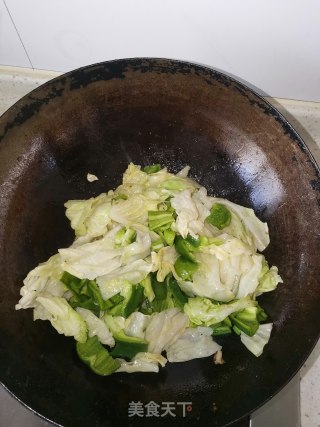 爆炒尖椒圆白菜步骤3