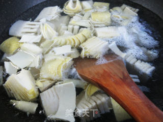 花生米烧毛笋步骤5