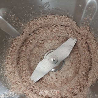 肉末花生碎熬蒲公英步骤2