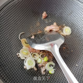 肉末花生碎熬蒲公英步骤8
