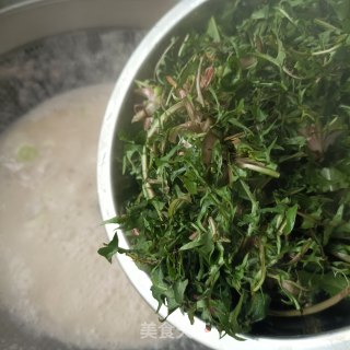 肉末花生碎熬蒲公英步骤13