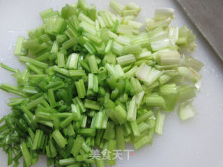 小虾米炒芹菜步骤3