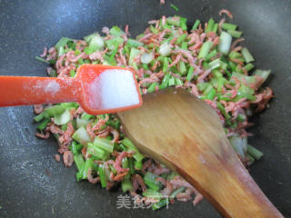 小虾米炒芹菜步骤5