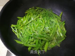 炒肉豆角丝步骤8