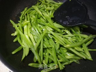 炒肉豆角丝步骤7