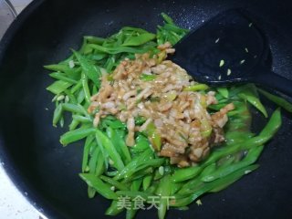 炒肉豆角丝步骤9