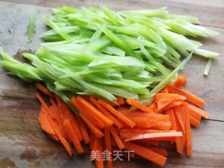 胡萝卜莴笋炒蛋步骤1 胡萝卜莴笋炒蛋步骤1