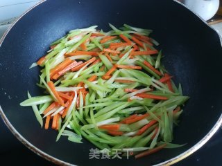 胡萝卜莴笋炒蛋步骤4 胡萝卜莴笋炒蛋步骤4