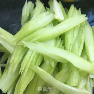 松茸炒西芹步骤2