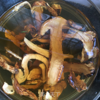 松茸炒西芹步骤3