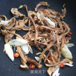 松茸炒西芹步骤6