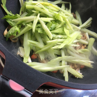 松茸炒西芹步骤7