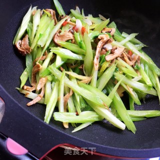 松茸炒西芹步骤9