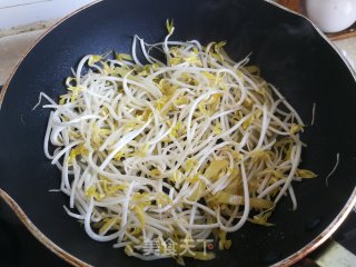 韭菜炒绿豆芽步骤4 韭菜炒绿豆芽步骤4