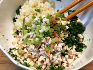 纯素美食～荠菜春笋豆皮卷步骤3